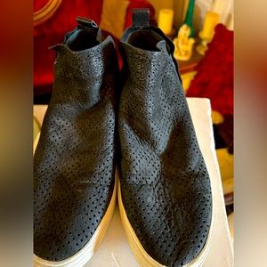 Dolce Vita sneakers. Great condition. The sole around the shoe needs cleaned.